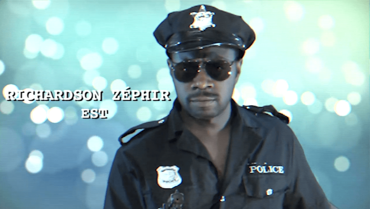 Richardson Zéphir, animateur du podcast Palé Hockey, en uniforme de la police du palé